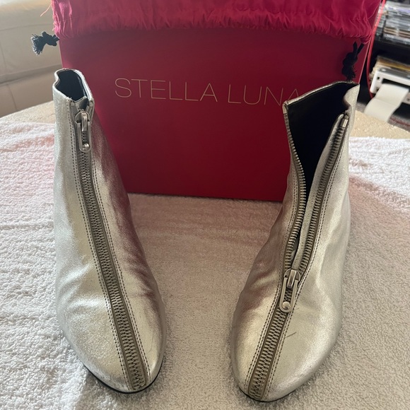 SILVER METALLIC LEATHER ANKLE BOOTIES BY STELLA LUNA… SIZE 40/9.5… - Picture 2 of 15